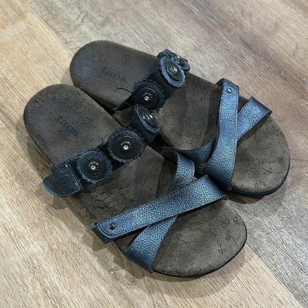 TAOS | Woman's Oasis Leather Strappy Silver Metallic Pewter Medallion Sandals, 7